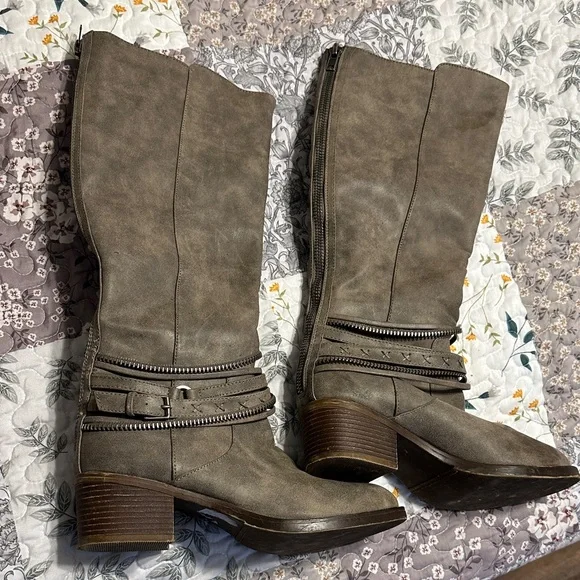 Stylish Gray Knee-High Boots - Picture 1 of 3